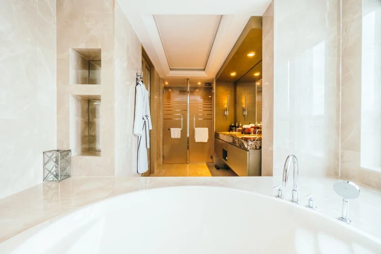 38a3114c-8327-40aa-b93f-d6db714bf0a6-bangkok-thailand-august-12-2016-beautiful-luxury-bathroom-in_1203-2868.jpg