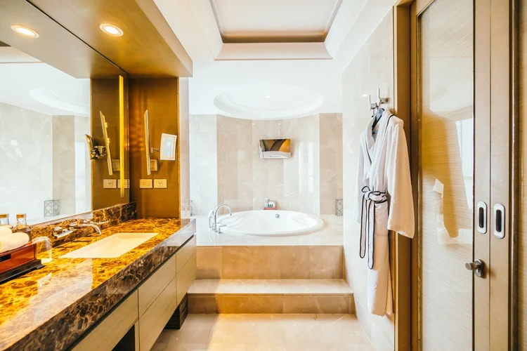 aac1f32a-7bcc-4646-84b3-21533d1f5f96-bangkok-thailand-august-12-2016-beautiful-luxury-bathroom-in_1203-2725.jpg